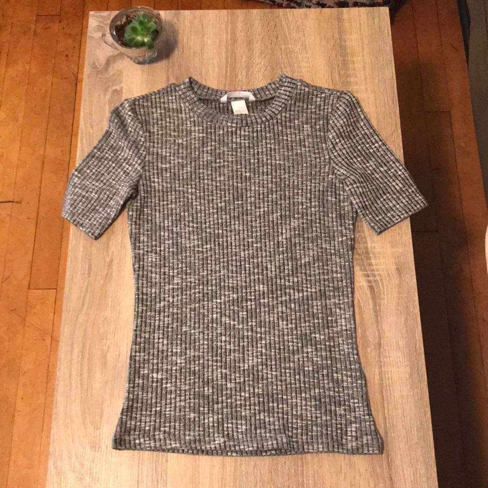 Heathered grey short sleeve shirt